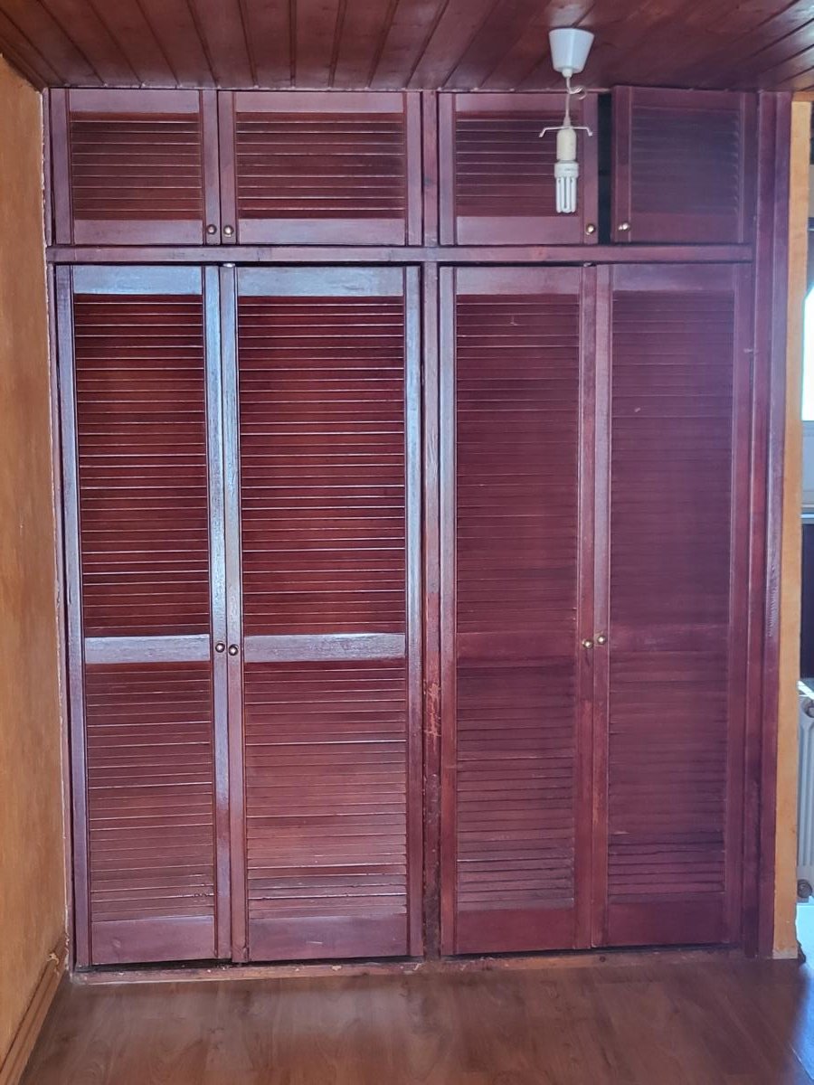 Restauración de Armario Empotrado de Madera Rústica con Puertas de Persianilla