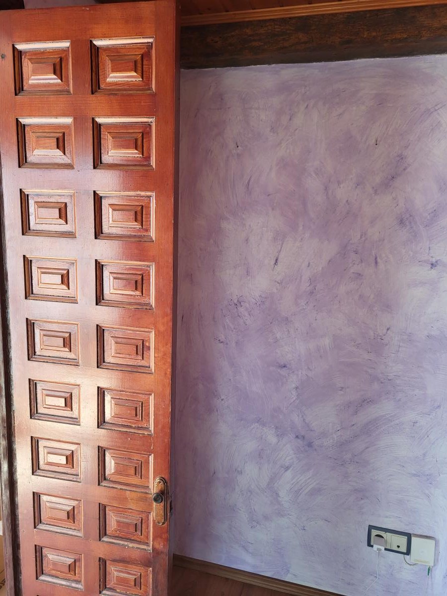 Pintura Decorativa con Efecto Sombreado en Tono Lavanda y Puerta de Madera Noble