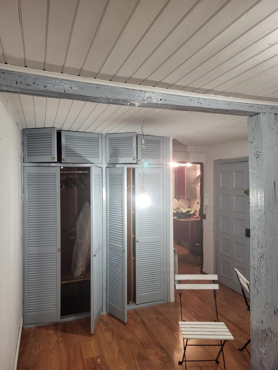 Proyecto Renovación de Buhardilla: Techo en Pintura Látex Blanca y Armario Lacado en Gris Azulado Brillante