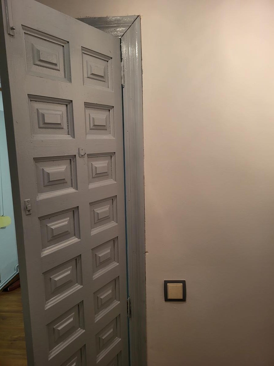Proyecto Lacado de Puerta de Madera en Gris Azulado con Acabado de Alto Brillo