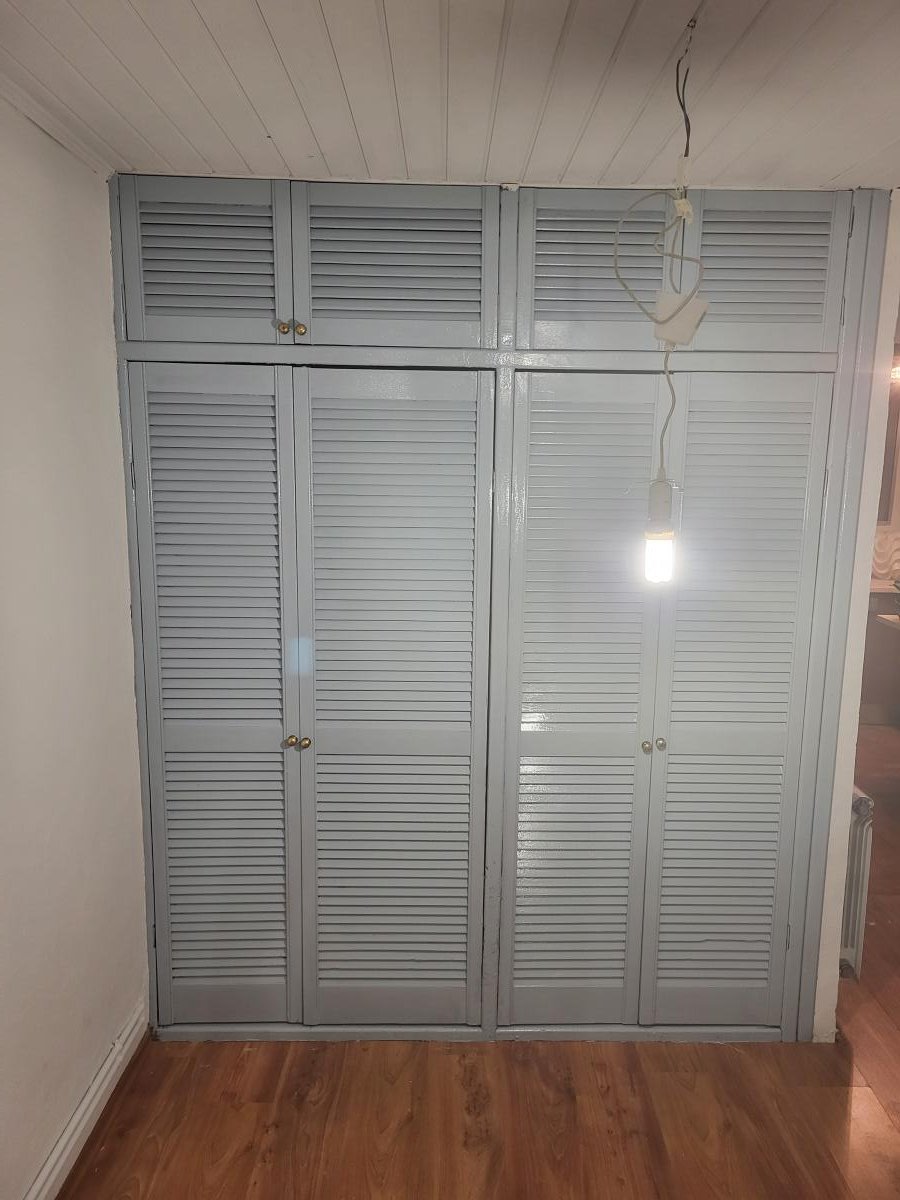 Proyecto Lacado de Armario Empotrado de Celosía en Gris Azulado Brillante Satinado